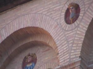С эпохи Возрождения Лоня из кирпича (который выглядит как флорентийский дворец) многоцветные лица многих исторических персонажей появляются в медальонах