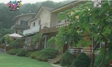 Ниже приведена фотография ее дома, который, по-видимому, считается довольно большим в Корее